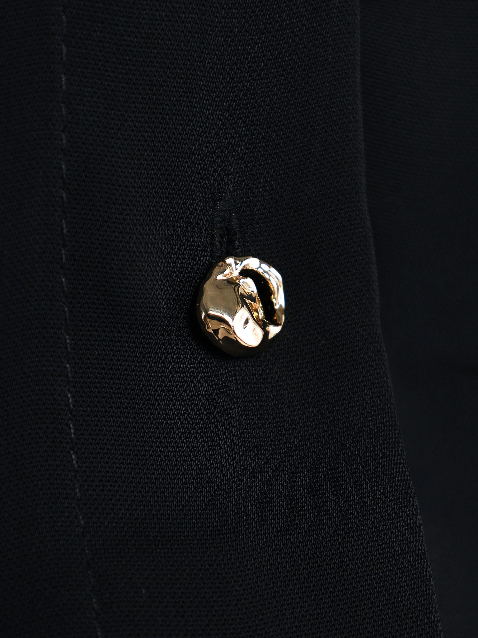 Блуза черного цвета с рюшами